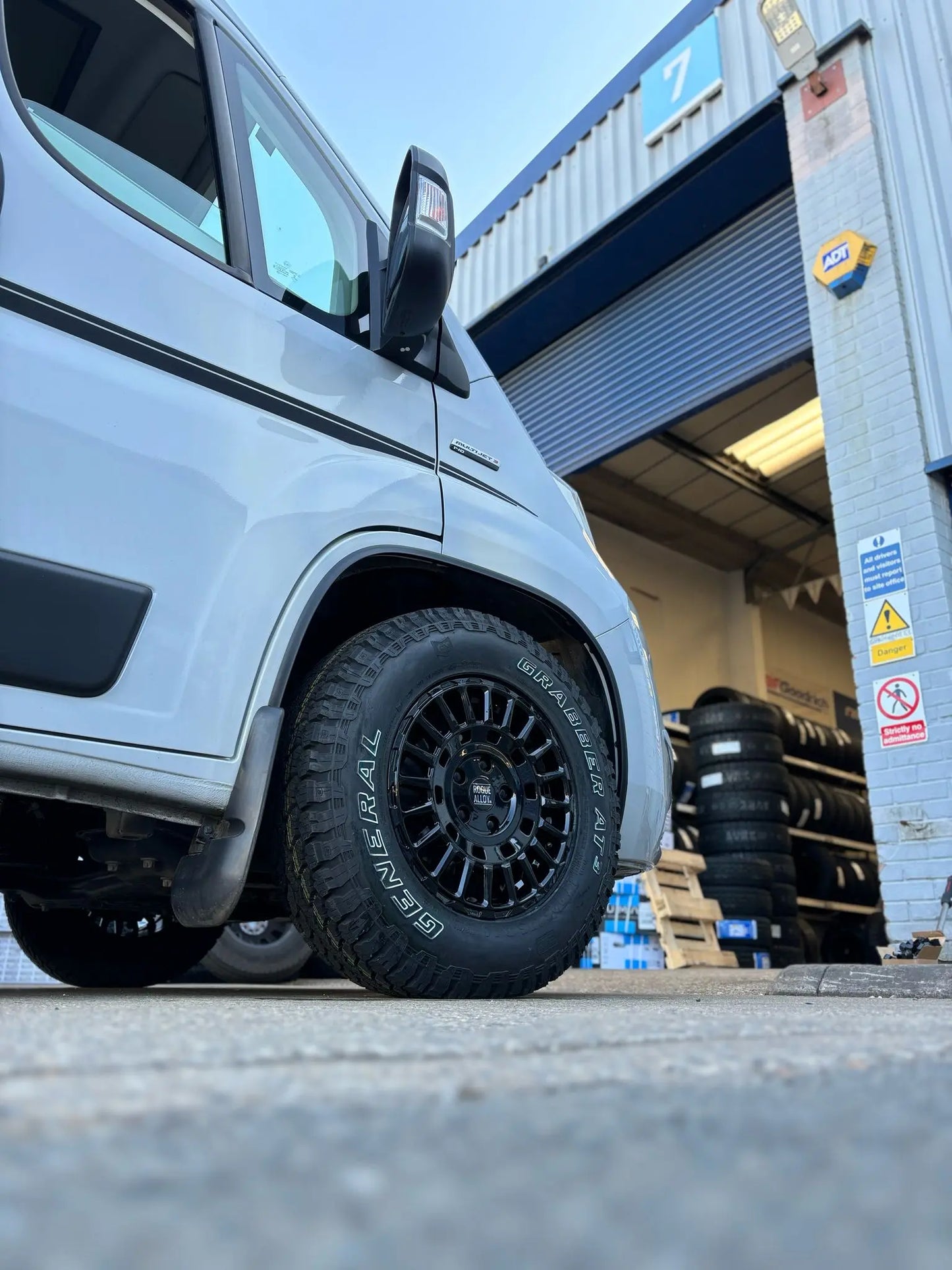 Rogue LCX 16 pulgadas Negro brillante 5x118