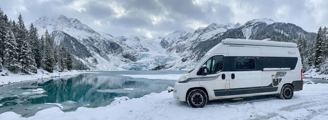 Camper bij een gletsjermeer in winterse omstandigheden