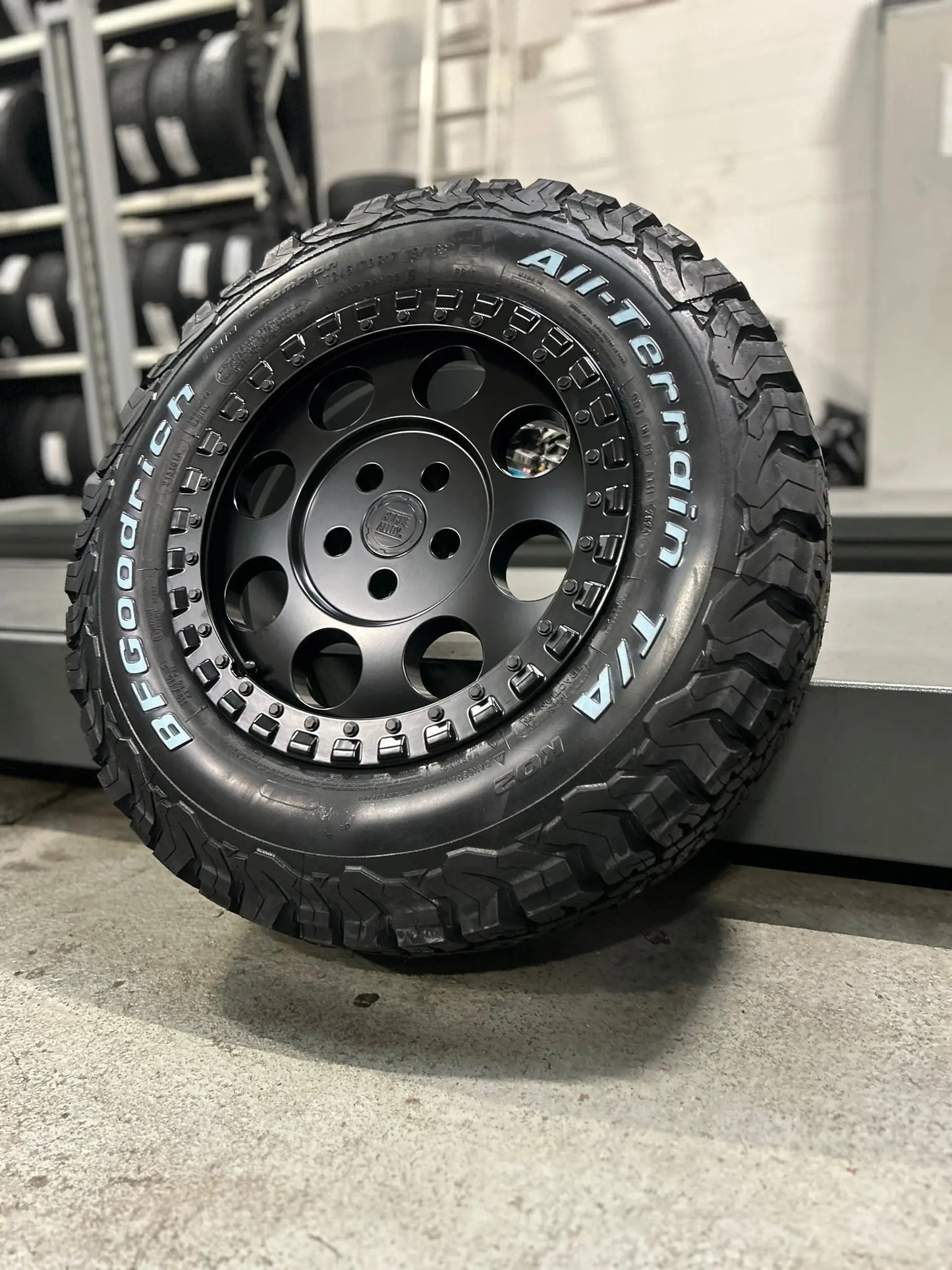 Rogue Raptor 16 inch satijnzwart 6x130