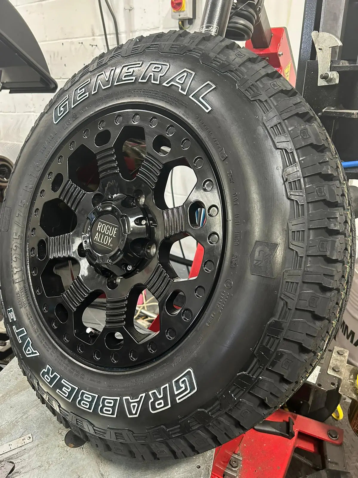 Complete Wheel Set — Rogue Robust 2 16 inch Gloss Black 5x120 (Crafter II / MAN TGE)