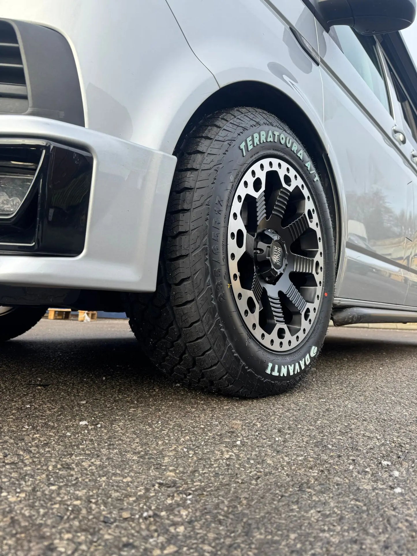 Complete Wheel Set — Rogue Robust 2 17 inch Satin Black Silver Lip 5x120 (Crafter II / MAN TGE)