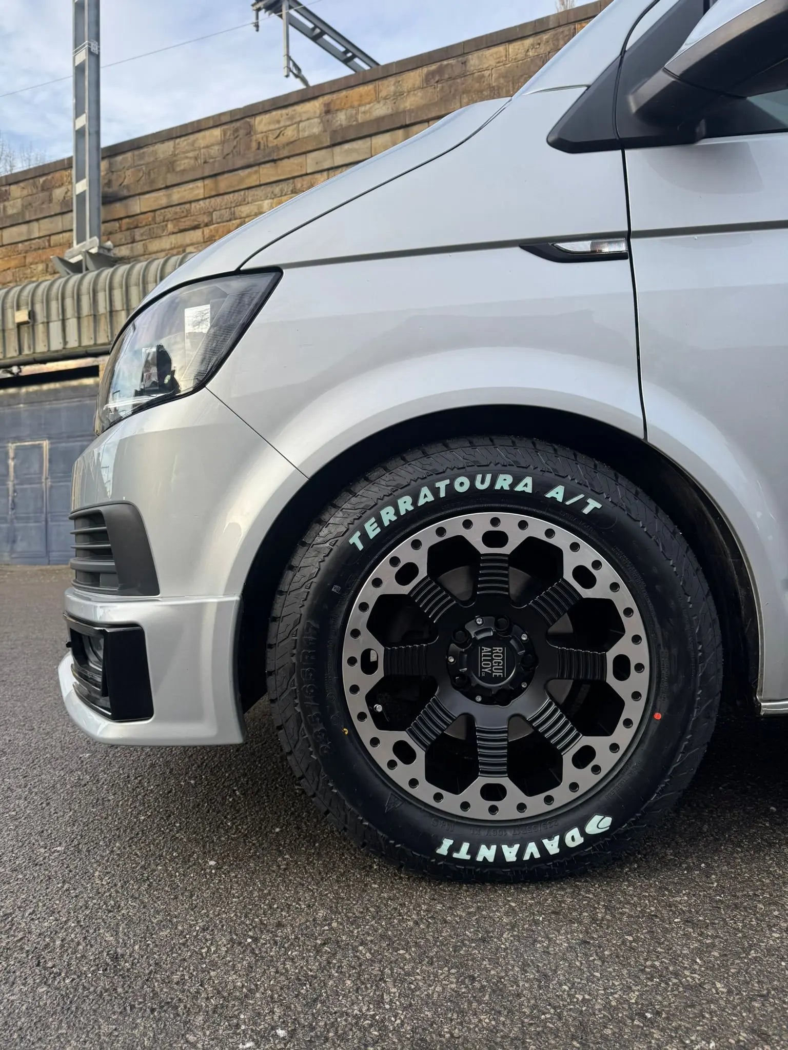 Complete Wheel Set — Rogue Robust 2 17 inch Satin Black Silver Lip 5x120 (Crafter II / MAN TGE)